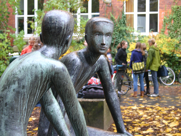 Hier sehen Sie ein Bild von einer Statue auf dem Schulhof.